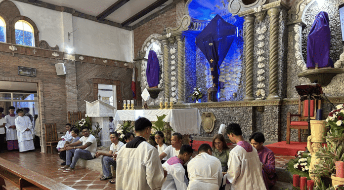 Isla Verde commemorates Christ’s humility in Maundy Thursday liturgy